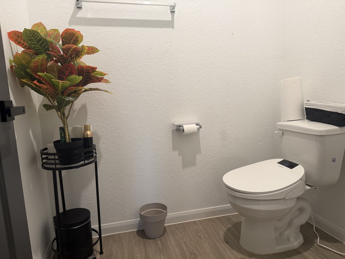 Clean full bathroom